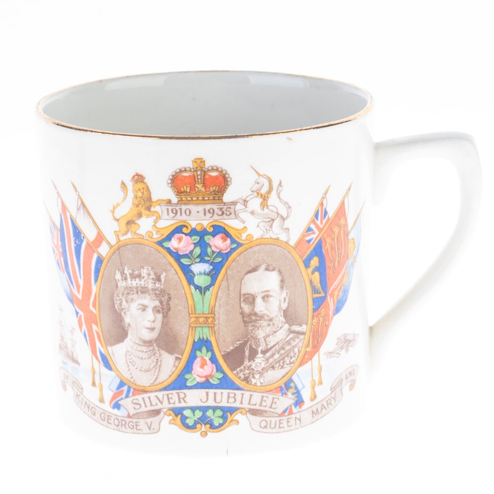 KING GEORGE V & QUEEN MARY COMMEMORATIVE SILVER JUBILEE PORCELAIN MUG (1 of 3)
