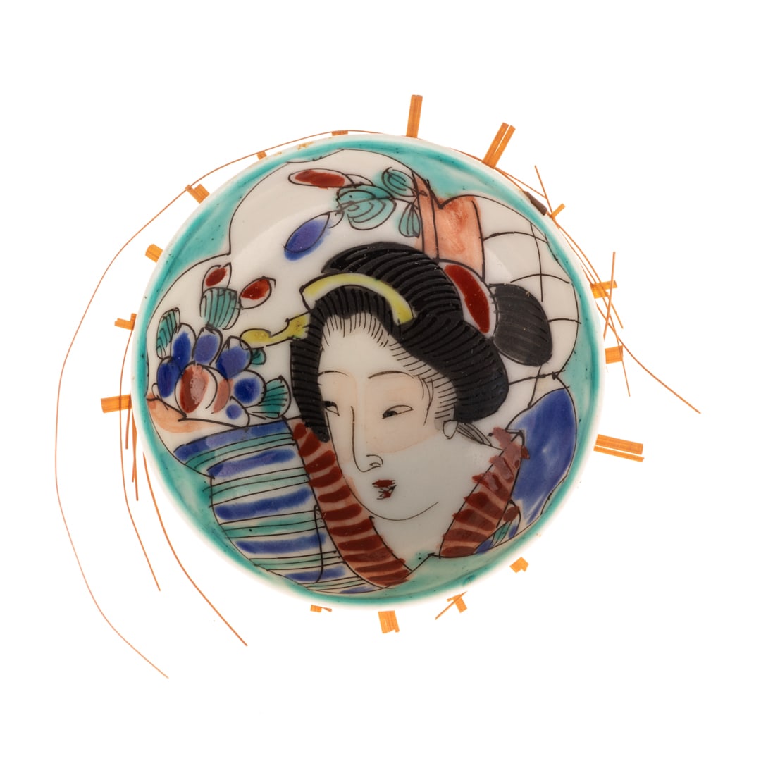CHINESE HAND-PAINTED FIGURAL PORCELAIN DISH (1 of 3)