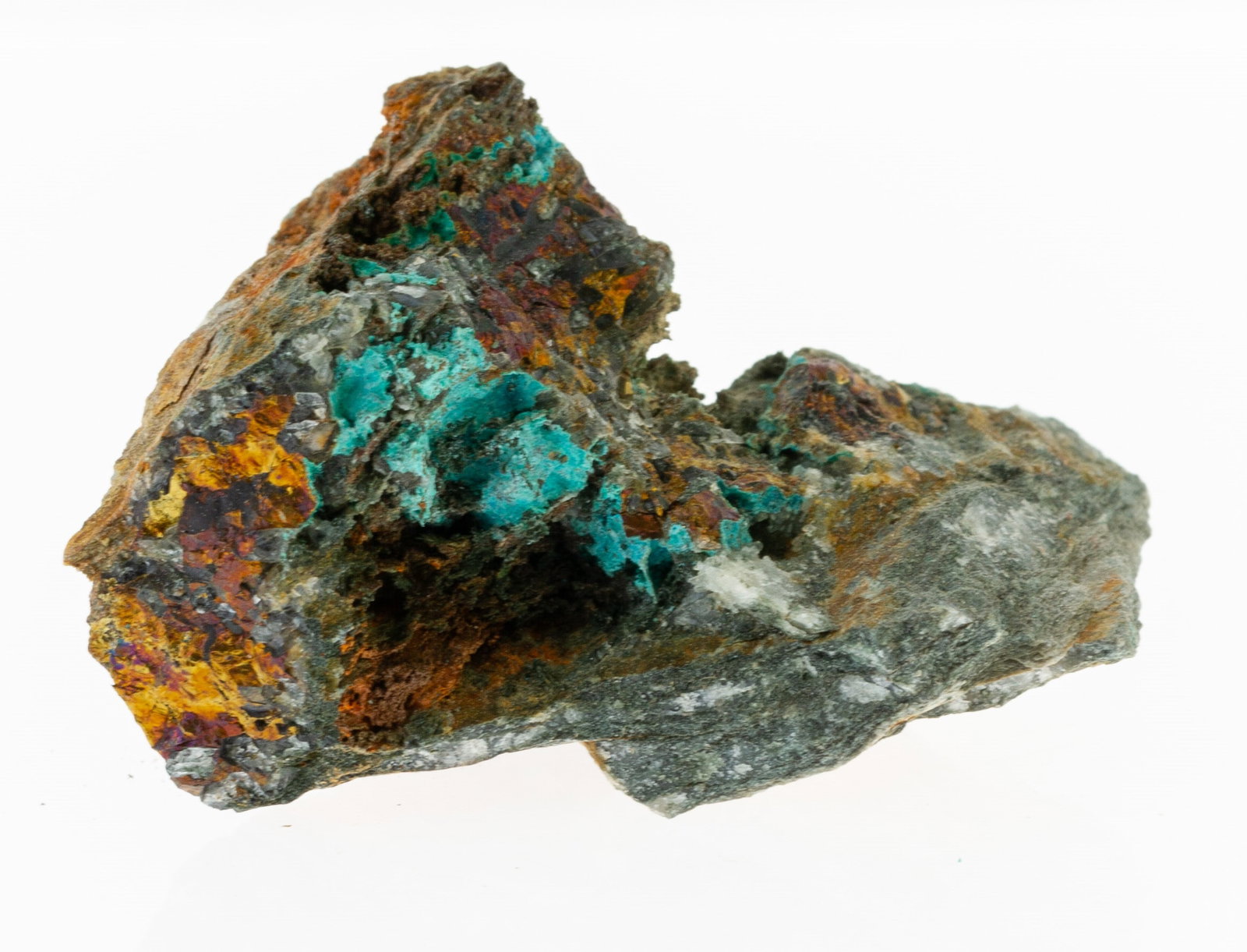 A NATURAL GEODE MINERAL CRYSTAL SPECIMEN: DIMENSIONS APPROX 5x4x3CM.From a collection of Wedgwood and other selected ceramic/porcelain objects. Kindly examine all photographs provided in this listing or ask for a condition report. All items o