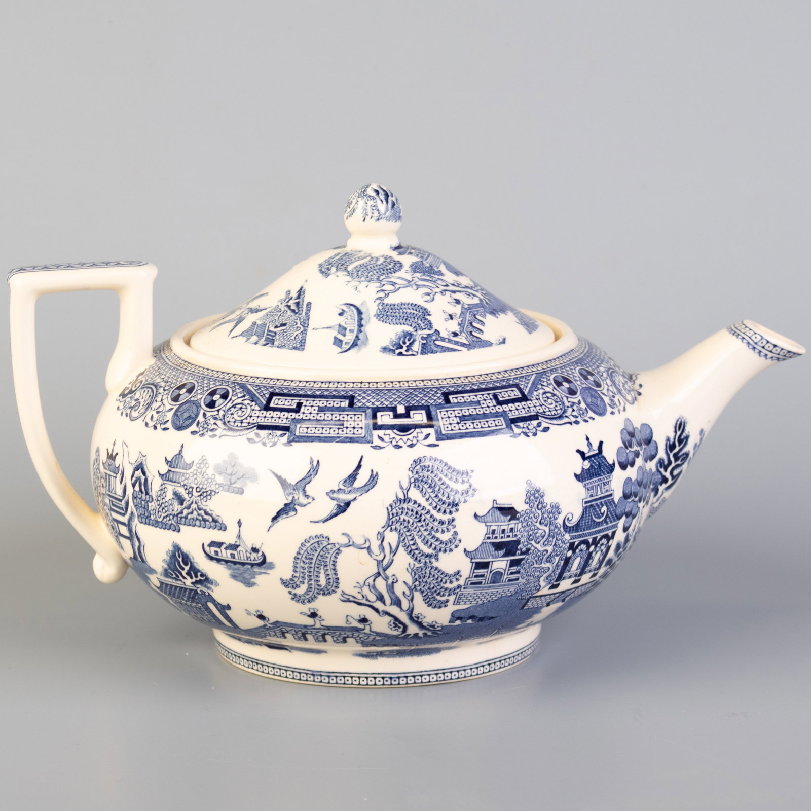 WEDGWOOD ETRURIA BLUE WILLOW CERAMIC PORCELAIN TEAPOT: Kindly examine all photographs provided in this listing or ask for a condition report. All items offered are in generally good, pre-owned condition, unless otherwise specifically described. The item i