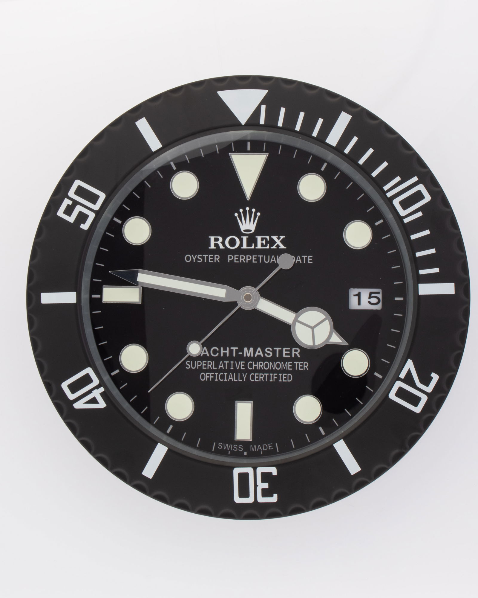 ROLEX GOLD & WHITE DAYTONA AUTHORISED WATCH DEALERSHIP CLOCK: Clock is in excellent working condition. This oyster clock is authorised by Rolex for selected watch dealerships. With luminous, sweeping silent hands. Requiring two AA batteries. Dimensions 35cm in d