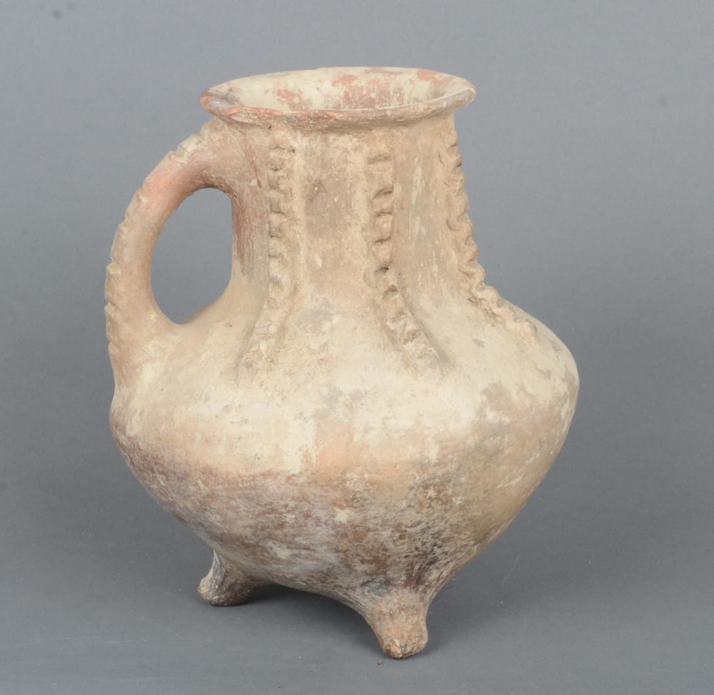 Dreifüßige Kanne. Wohl Zypern 5. Jh. v. Chr. Keramik, H=17 cm. Provenienz: Seit den 1970er (1 of 3)