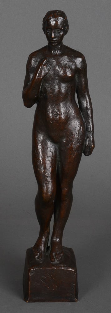 Wilhelm Lehmbruck (1881-1919). Stehende weibliche Figur. Bronze, brüniert, seitl. sign./da: Wilhelm Lehmbruck (1881-1919). Stehende weibliche Figur. Bronze, brüniert, seitl. sign./dat. 1908, H=37,6 cm. Provenienz: Am 7.8.1924 erworben bei der Galerie Buch, Mannheim, für 2.200,- RM. Vgl. D.