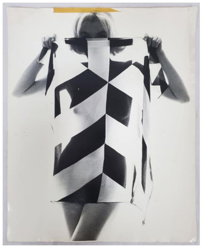Bert Stern (1929-2013). „Marilyn Monroe in striped scarf - The last sitting 1962“. Silberg: Bert Stern (1929-2013). „Marilyn Monroe in striped scarf - The last sitting 1962“. Silbergelatineabzug auf Kodakpapier, H=50,5 cm, B=40,4 cm. Provenienz: Aus dem Besitz der Familie Stern. (nicht s