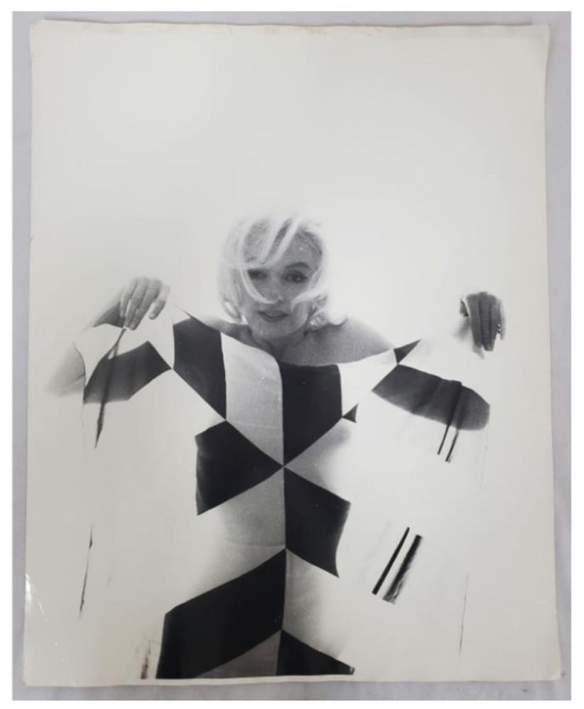 Bert Stern (1929-2013). „Marilyn Monroe in striped scarf - The last sitting 1962“. Silberg: Bert Stern (1929-2013). „Marilyn Monroe in striped scarf - The last sitting 1962“. Silbergelatineabzug auf Kodakpapier, H=50,5 cm, B=40,4 cm. Provenienz: Aus dem Besitz der Familie Stern. (nicht s