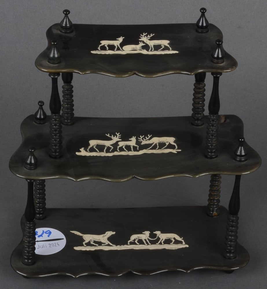 Miniaturen-Étagère. Deutsch 20. Jh. Poliertes Horn, H=20 cm, B=17 cm, T=8 cm. (eine Schrau (1 of 1)