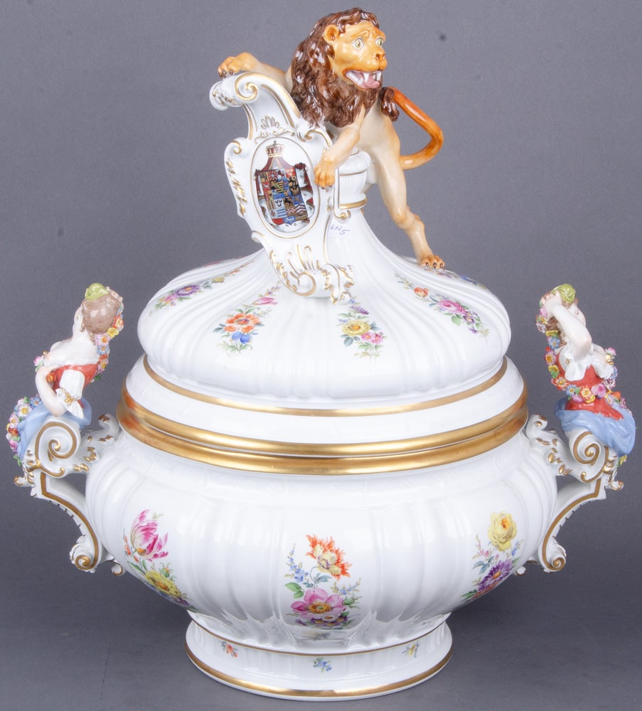 Große runde Prunkterrine „Sulkowskirelief“. Meissen 1924-34. Porzellan, bunt bemalt mit Fl (1 of 4)