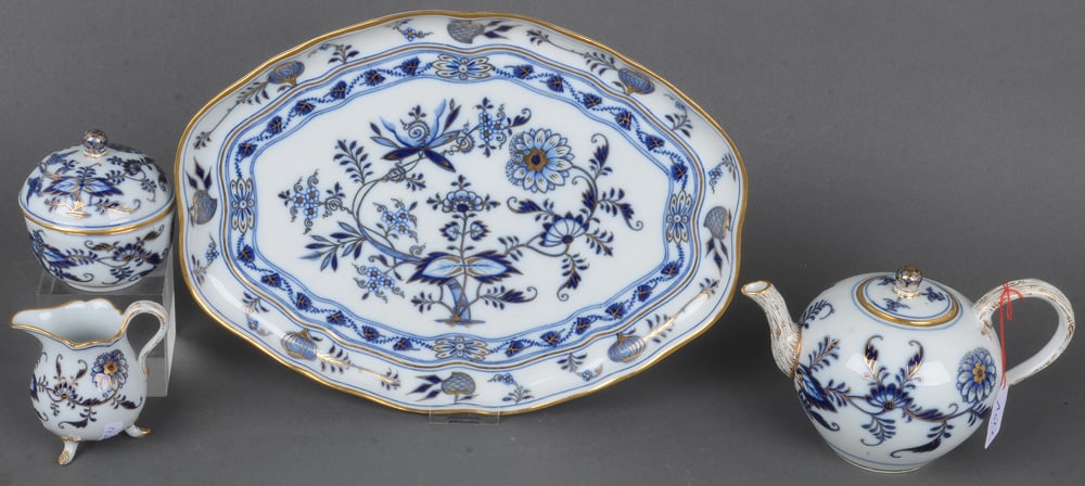Viertlgs. Service "Zwiebelmuster". Meissen 20. Jh. Porzellan, unterglasurblau bemalt, gol: Viertlgs. Service "Zwiebelmuster". Meissen 20. Jh. Porzellan, unterglasurblau bemalt, gold ueberdekoriert; am Boden unterglasurblaue Schwertermarke. Bestehend aus: Eine Teekanne (H=11,5 cm), eine Milc