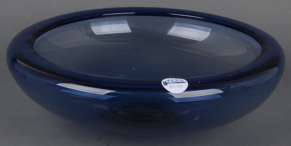 Runde Schale. Dänemark 20. Jh. Blaues Glas, am Boden Ätzsignatur wohl „Holmegaard“, nummer: Runde Schale. Dänemark 20. Jh. Blaues Glas, am Boden Ätzsignatur wohl „Holmegaard“, nummeriert „17794“; rund gemuldet mit breitem eingeschlagenem Rand, H=10,8 cm, D=38,5 cm.