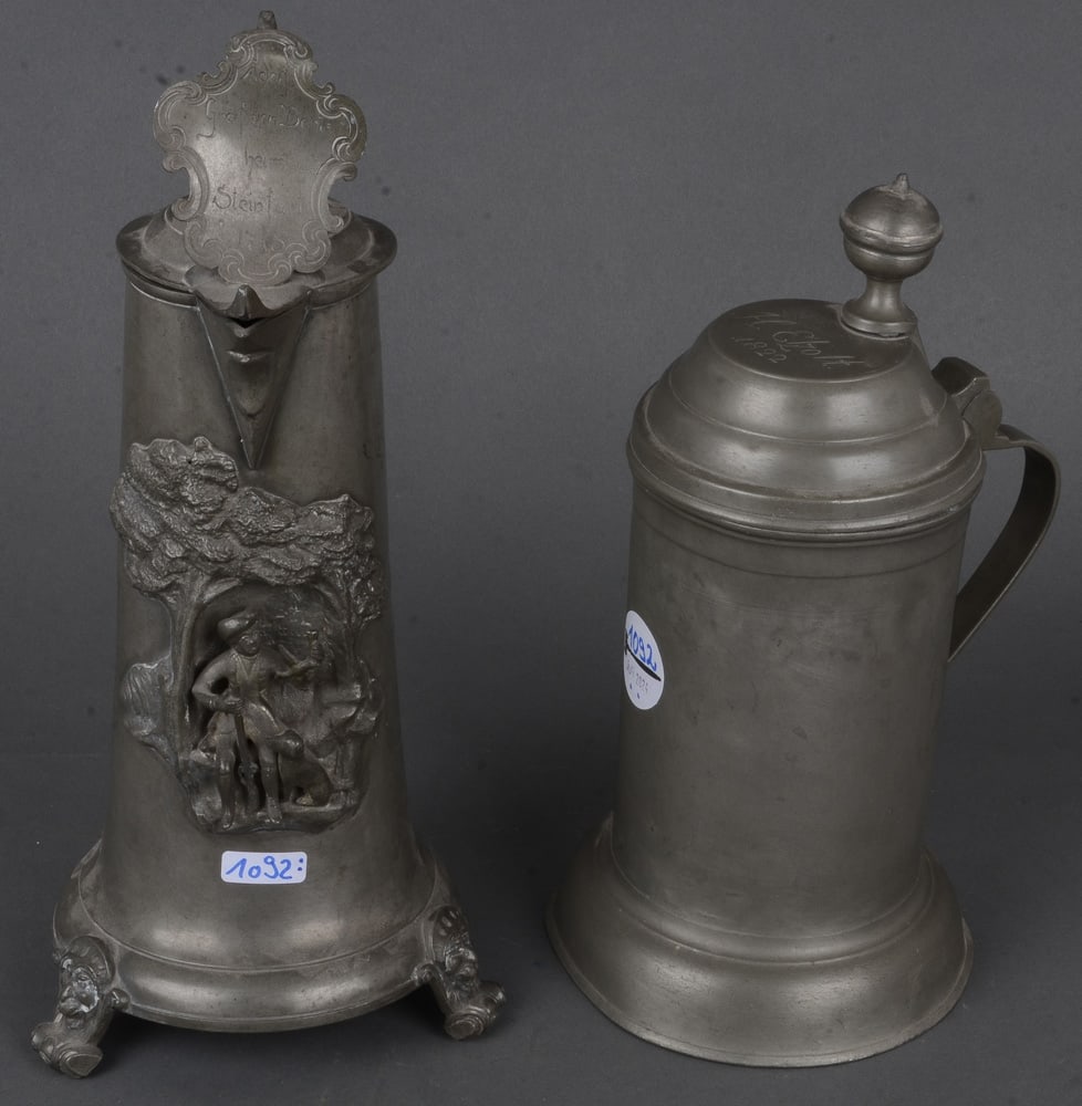 Schnabelstitze und Walzenkrug. Deutsch 18./19. Jh. Zinn, teilw. mit jagdlicher Szene relie (1 of 1)