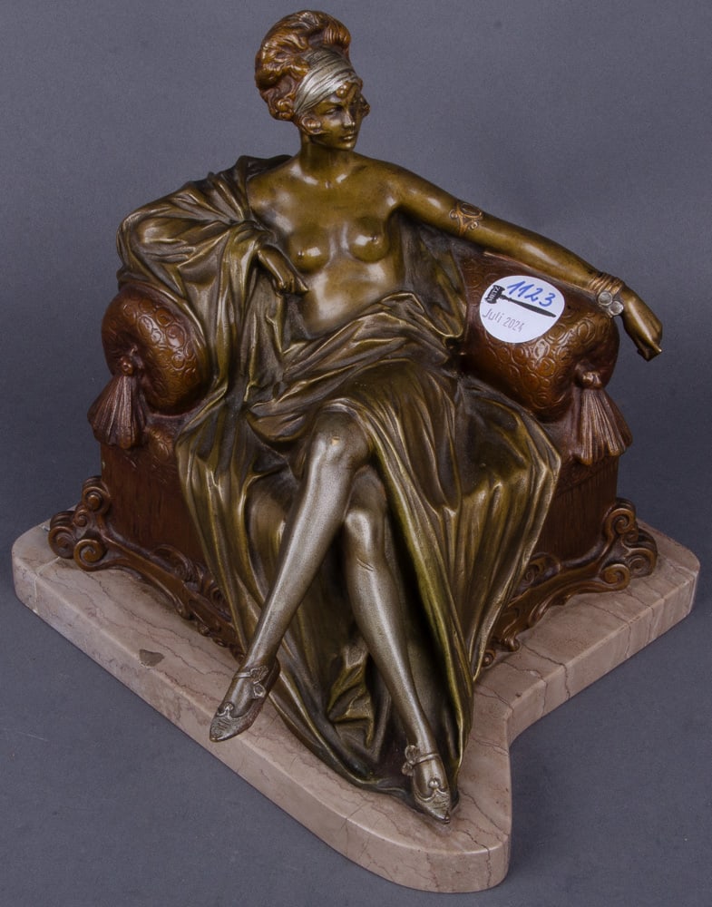 Bruno Zach (1891-1945). In Sessel sitzende Frau, in ein Tuch gehüllt. Bronze, brüniert, se (1 of 2)