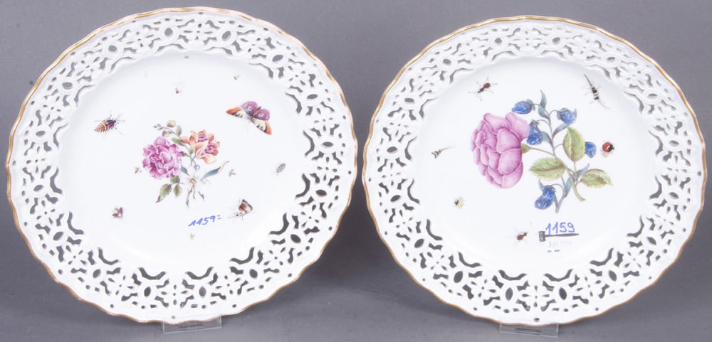 Paar Durchbruchsteller. Meissen um 1750. Porzellan, fein bunt bemalt mit Holzschnittblumen: Paar Durchbruchsteller. Meissen um 1750. Porzellan, fein bunt bemalt mit Holzschnittblumen, umgeben von Insekten; verso unterglasurblaue Schwertermarke. Malerei von Max Klinger, D=je 23,5 cm.