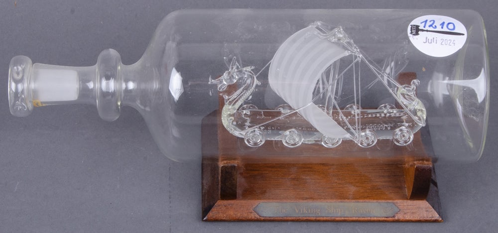 Glasskulptur Wikinger-Schiff „Raven“ in Glasflasche, auf Holzgestell. England Lichfield 19 (1 of 1)