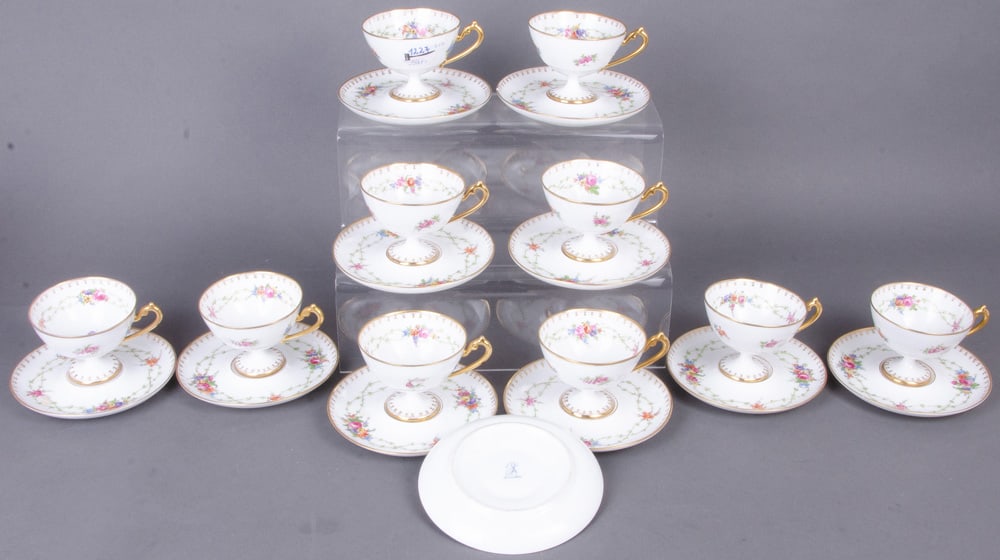 Zehn Tassen mit elf Untertassen. Dresden 19./20. Jh. Porzellan, bunt bemalt mit Floraldeko (1 of 2)