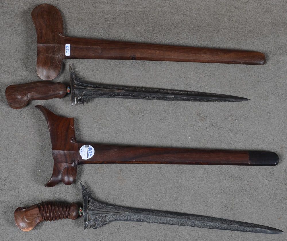 Zwei Kris. Indonesien. Mit geflammter Klinge, geschnitztem Holzgriff und -scheide, L=40 / (1 of 1)
