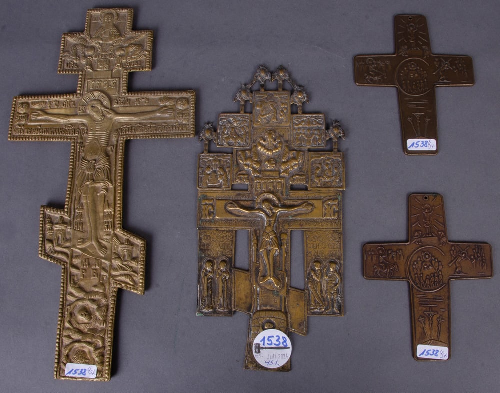 Zwei Vortragekreuze. Russland. Bronze, reliefiert und beidseitig beschriftet (26,5 x 12 / (1 of 1)