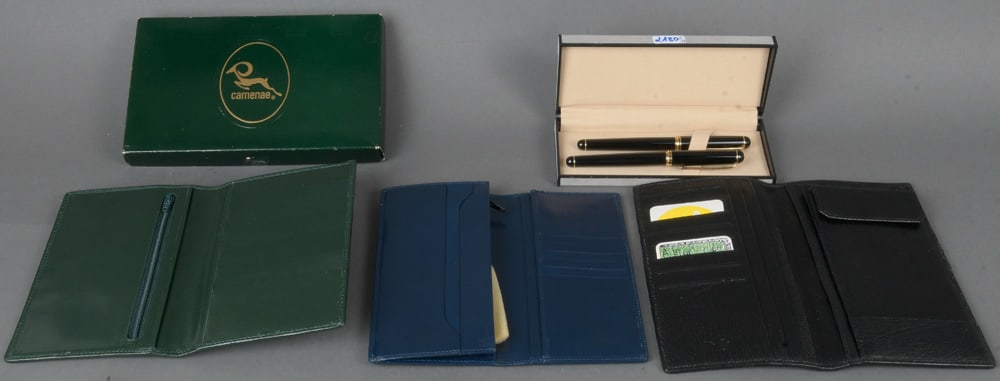 Drei neuzeitliche Brieftaschen aus Rochenhaut; dazu zwei Kugelschreiber der Marke "KIB" im (1 of 1)