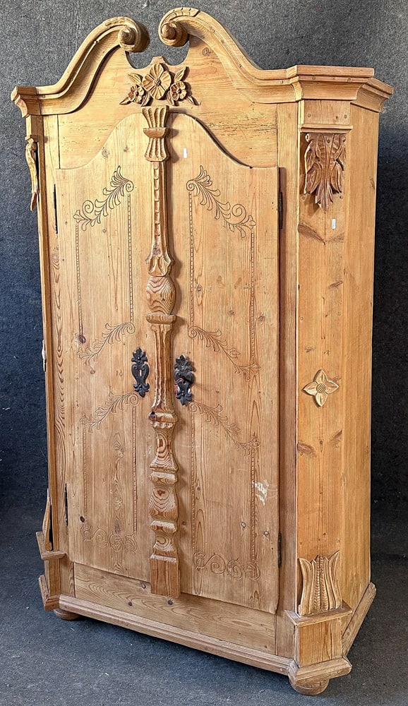 Bauernschrank. Deutsch 19./20. Jh. Massiv Weichholz, teilw. geschnitzt mit Blumen, Blätter (1 of 1)