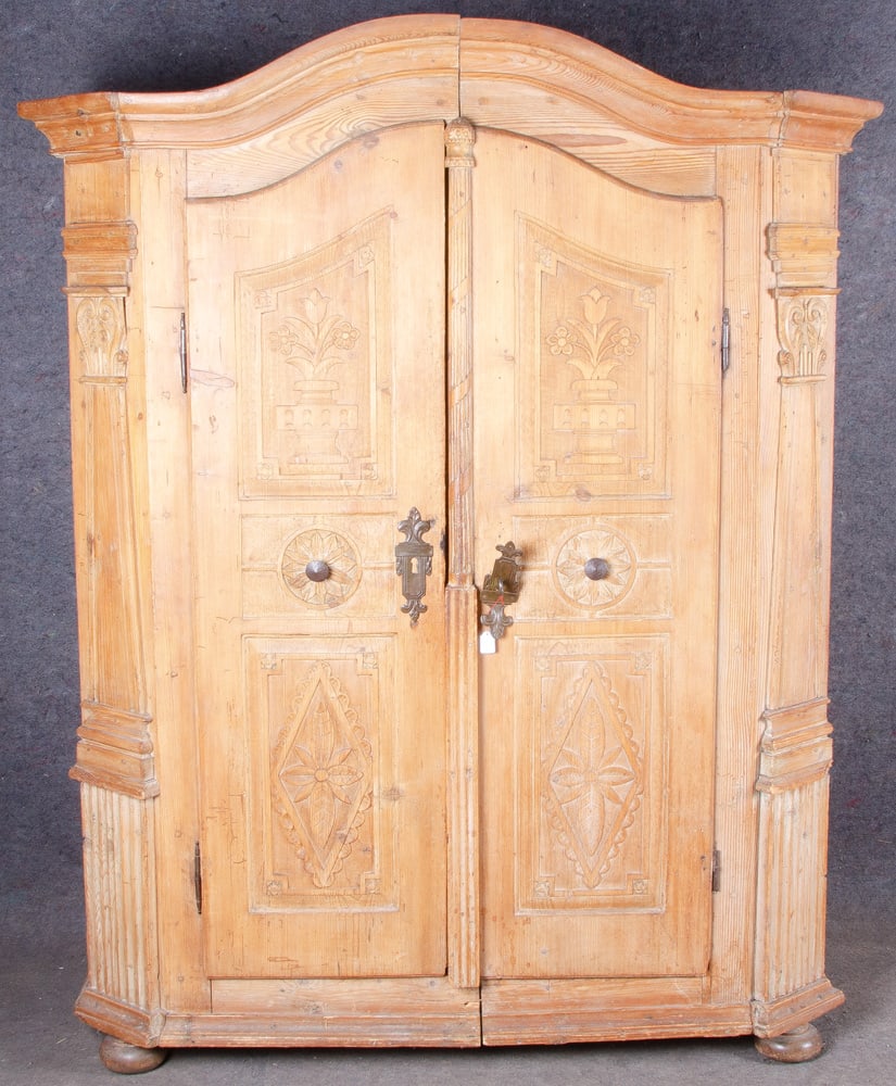 Bauernschrank. Deutsch um 1800. Massiv Weichholz, teilw. geschnitzt mit Pilastern, Blumen (1 of 1)