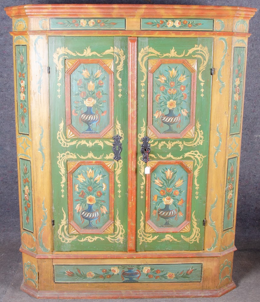 Bauernschrank. Deutsch 19. Jh. Massivholz, bunt bemalt mit Blumen und Rocaillen; profilier (1 of 1)