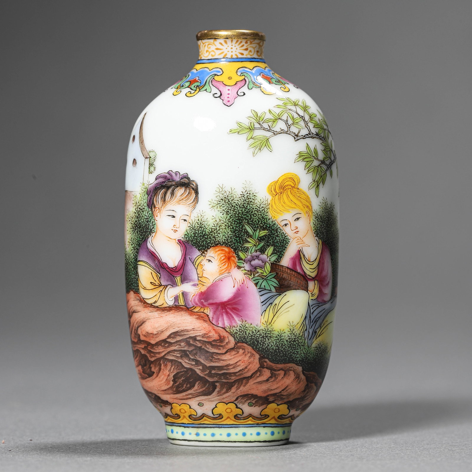 A CHINESE SNUFF BOTTLE WITH WESTERN FIGURE DESIGN, MARKED "QIANLONG NIAN ZHI," POSSIBLY QING (1 of 7)