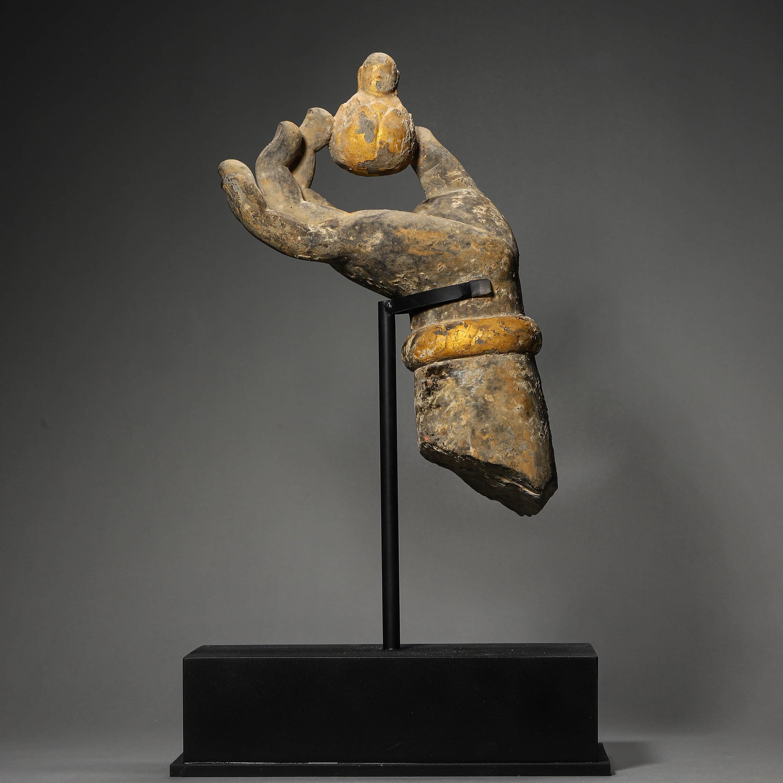 A CHINESE STONE-CARVED BUDDHA HAND. (1 of 2)