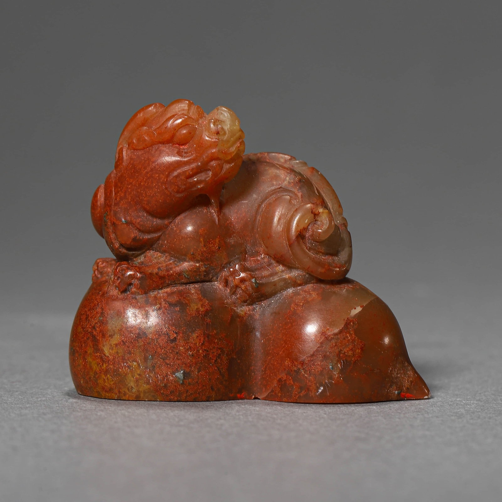 A CHINESE SHOUSHAN STONE SEAL WITH DRAGON HANDLE.: A CHINESE SHOUSHAN STONE SEAL WITH DRAGON HANDLE. Length: 1 5/8 in. (4.2 cm), Width: 13/16 in. (2 cm), Height: 1 3/8 in. (3.5 cm) Condition: Any statement made in any catalogue or otherwise regarding