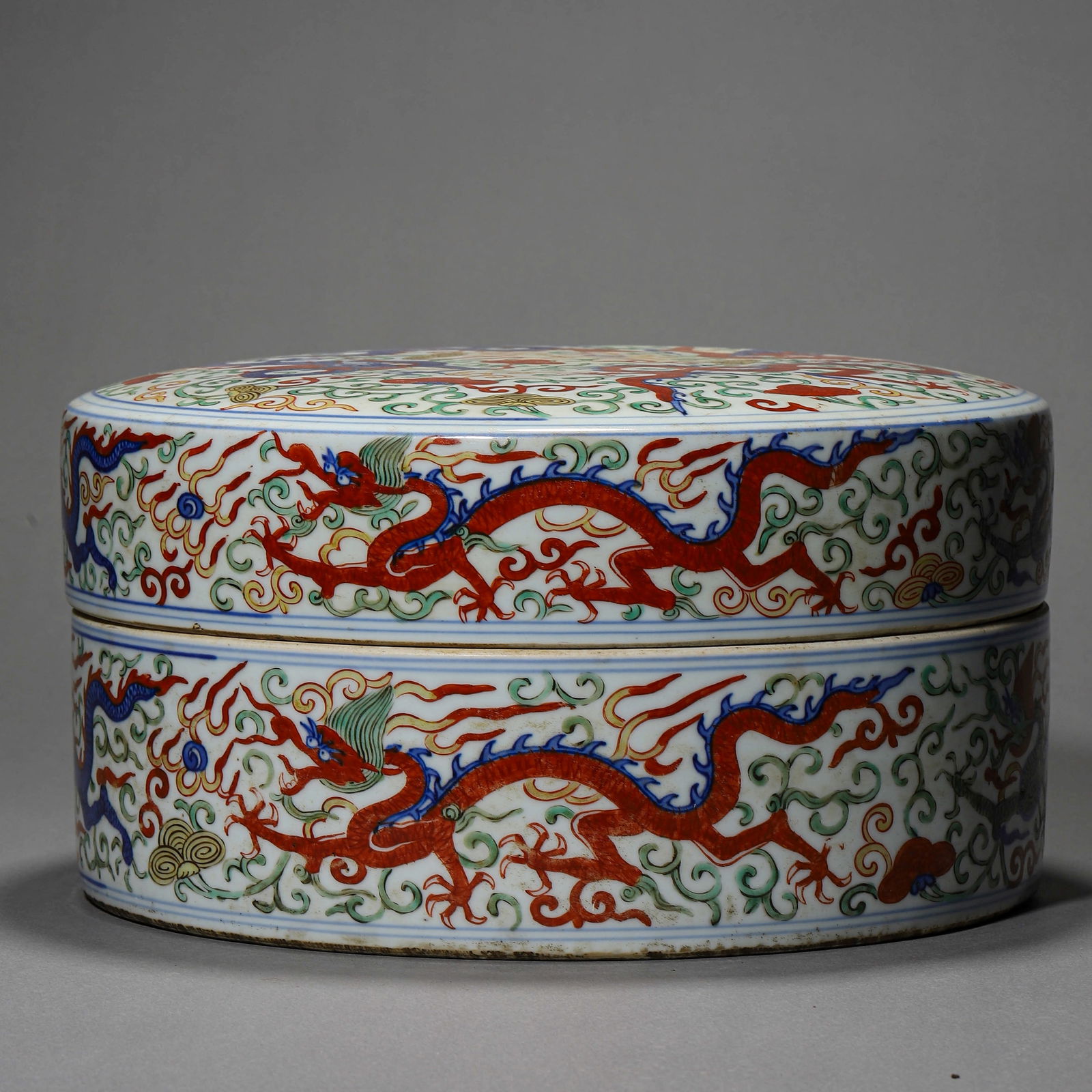 A CHINESE WUCAI LIDDED BOX WITH DRAGON MOTIFS, MARKED "DA MING WANLI NIAN ZHI," POSSIBLY MING (1 of 3)