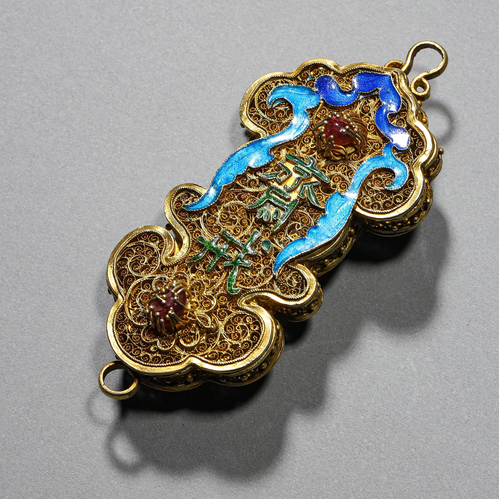 A CHINESE SILVER FILIGREE ENAMEL ABSTINENCE PLAQUE. (1 of 2)