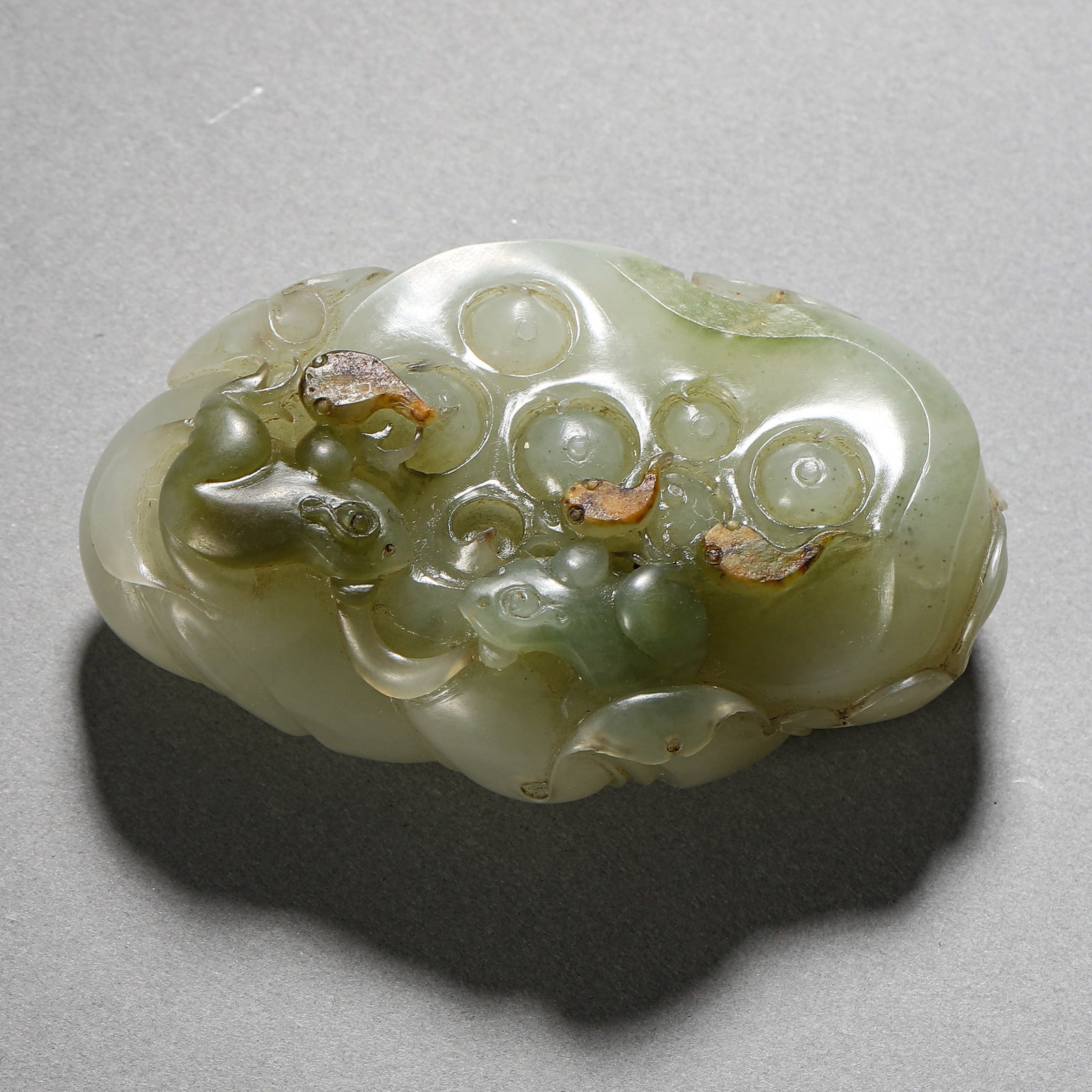 A CHINESE JADE CARVING OF A FROG AND TADPOLES. (1 of 3)