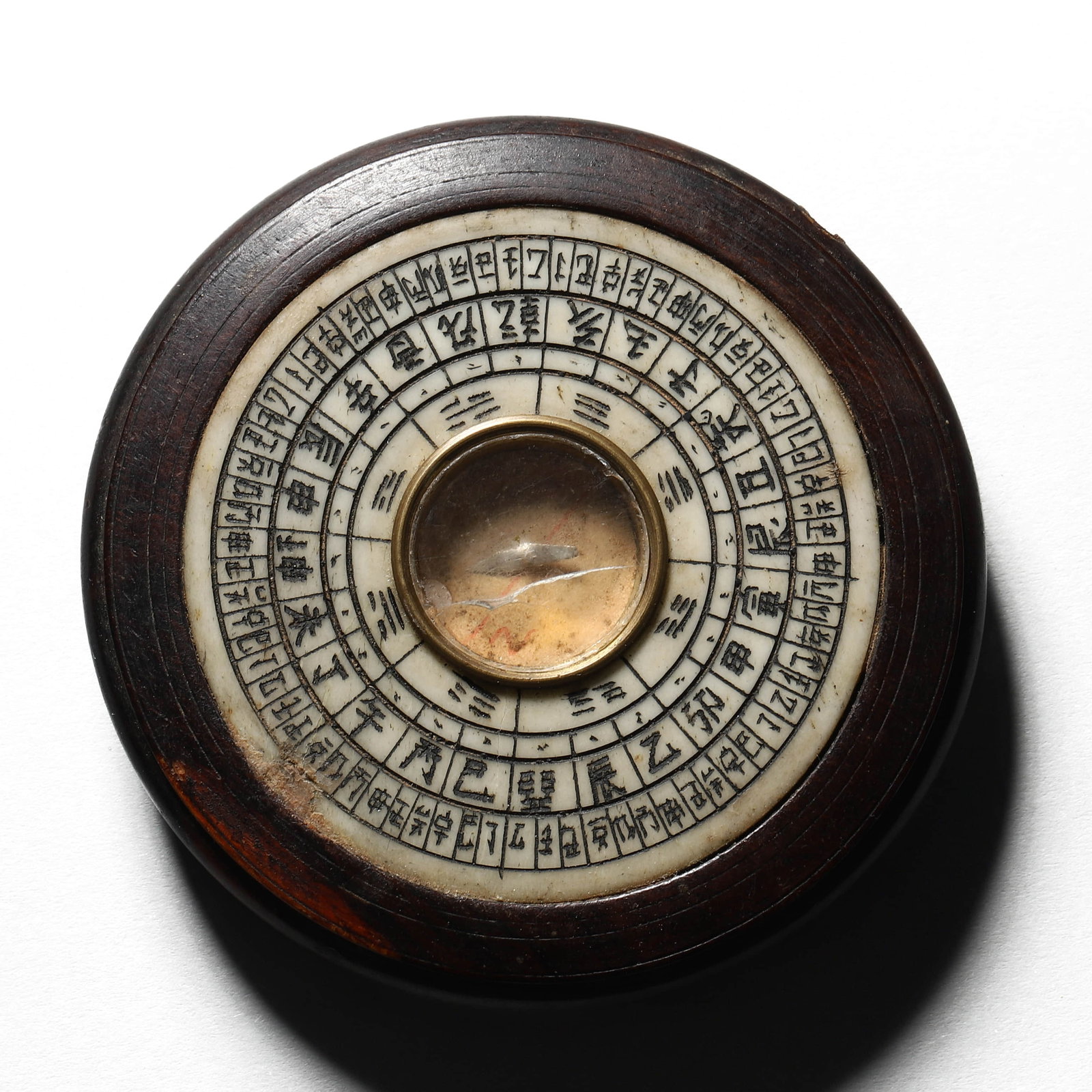 A CHINESE COMPASS: Diameter: 2 9/16 in (6.5 cm)