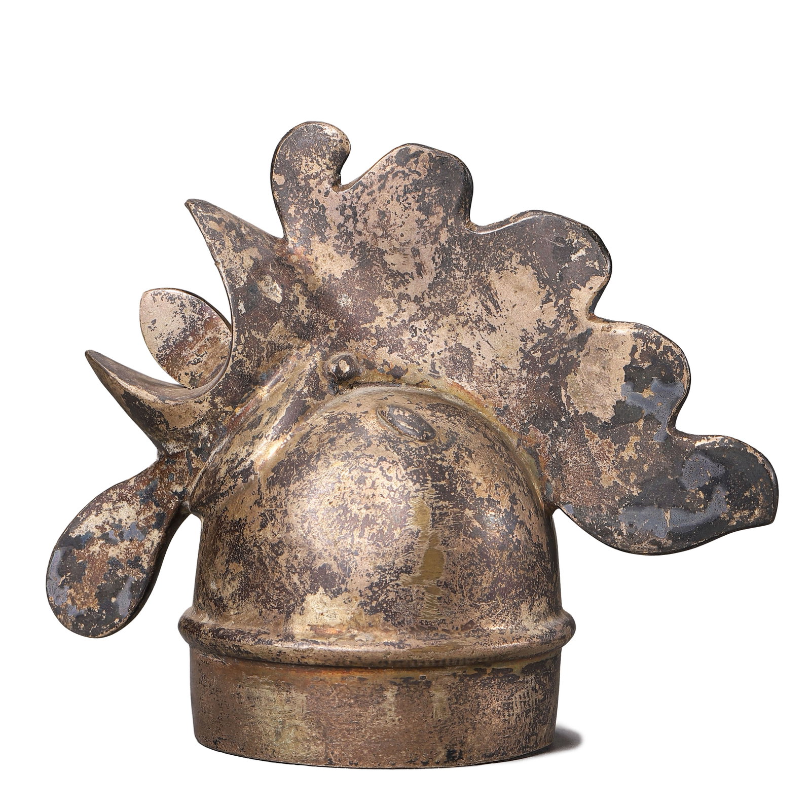 A SILVER ROOSTER HEAD SCULPTURE.: A finely crafted silver rooster head sculpture, standing 4 1/8 in. (10.5 cm) tall. The piece showcases a detailed and expressive design, with a well-defined comb, beak, and eyes, exuding a sense of vi