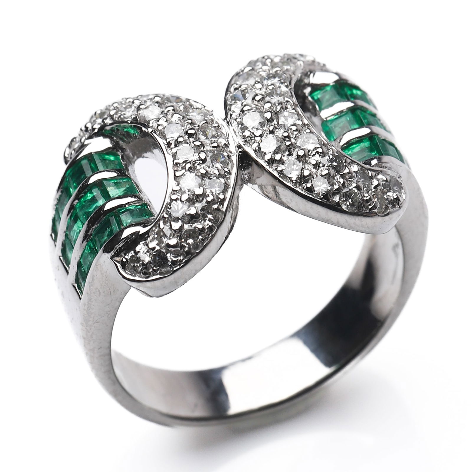 PLATINUM (PT900) DIAMOND AND EMERALD RING (1 of 6)