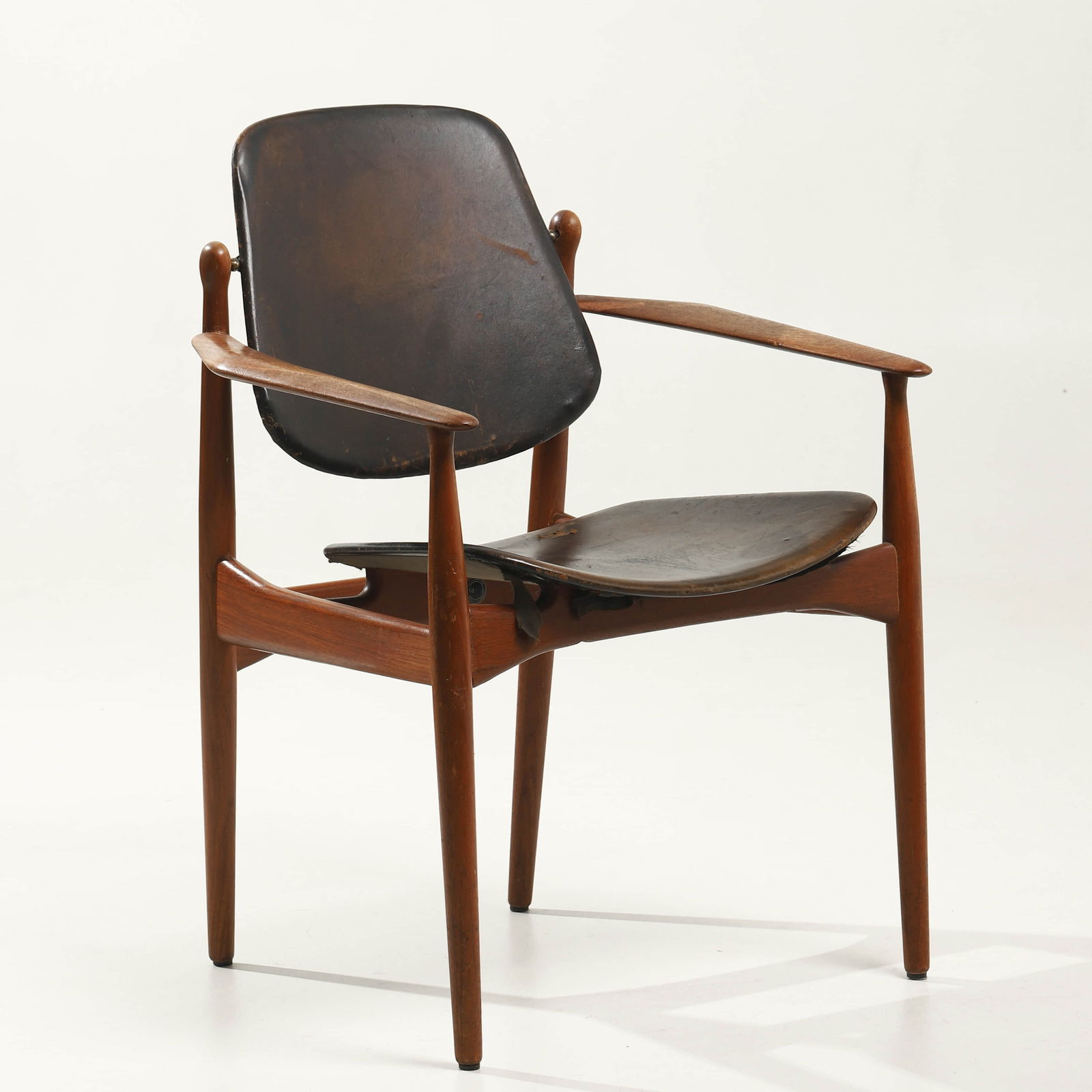 ARNE VODDER “FD 105 ARMCHAIR" FOR FRANCE & DAVERKOSEN.: Dimensions 19 5/8 × 24 3/4 × 33 7/8 in (50 × 63 × 86 cm). Description Designed by Arne Vodder in the 1950s and produced by France & Daverkosen (later France & Son), this iconic FD 105 armchair is