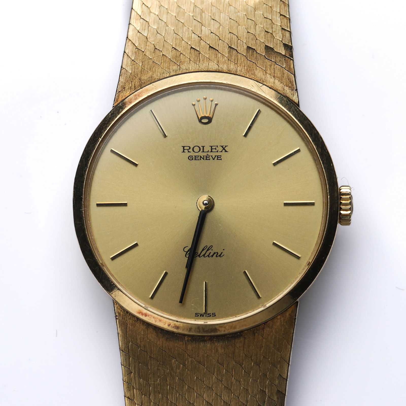 ROLEX CELLINI 18K GOLD WRISTWATCH WITH INTEGRATED BRACELET: Dimensions Case diameter: 1 1/16 in. (27.3 mm).Total length (including bracelet): 6 9/16 in. (16.7 cm) Description An elegant Rolex Cellini wristwatch crafted in 18K yellow gold, featuring a slim