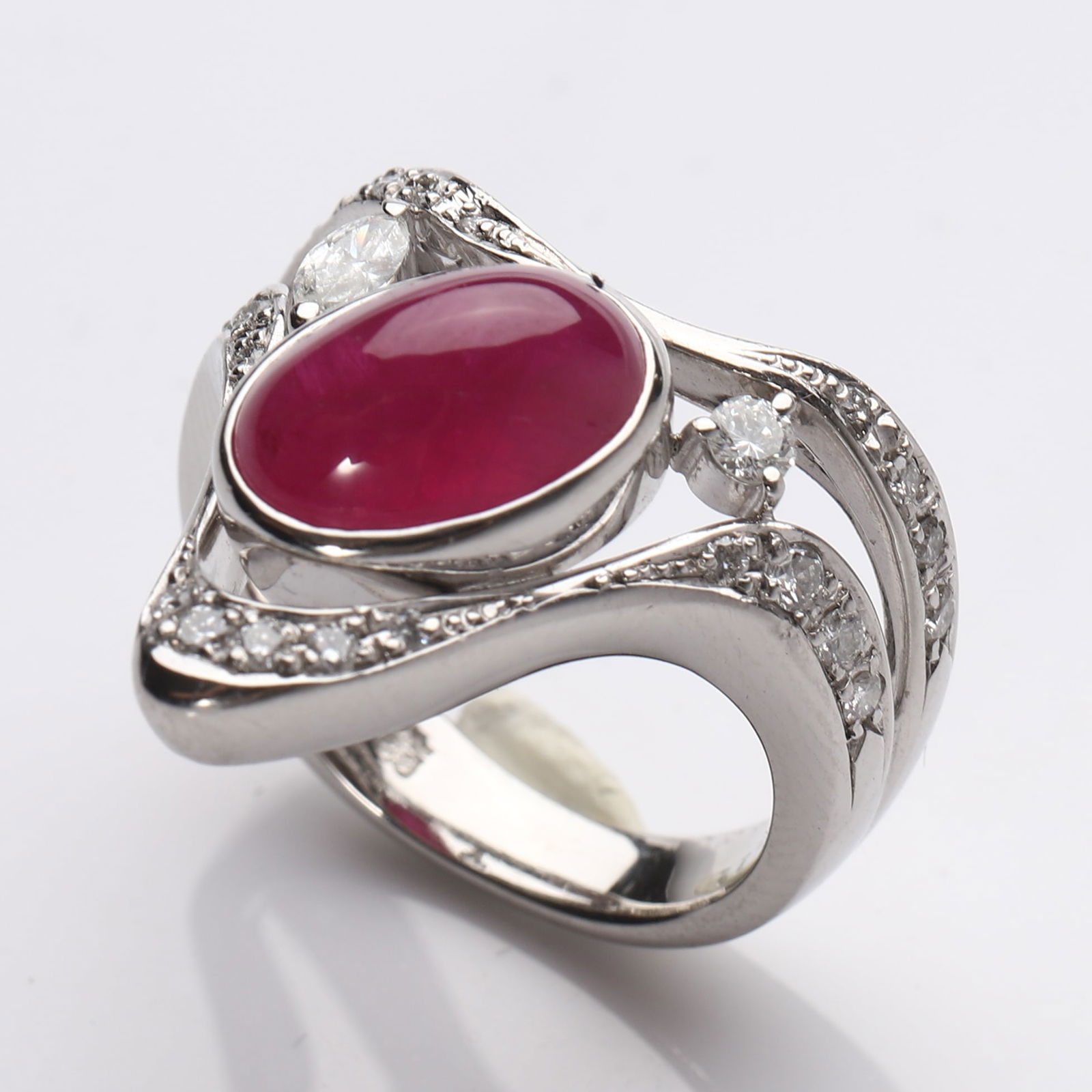 A PLATINUM RUBY AND DIAMOND RING - 3