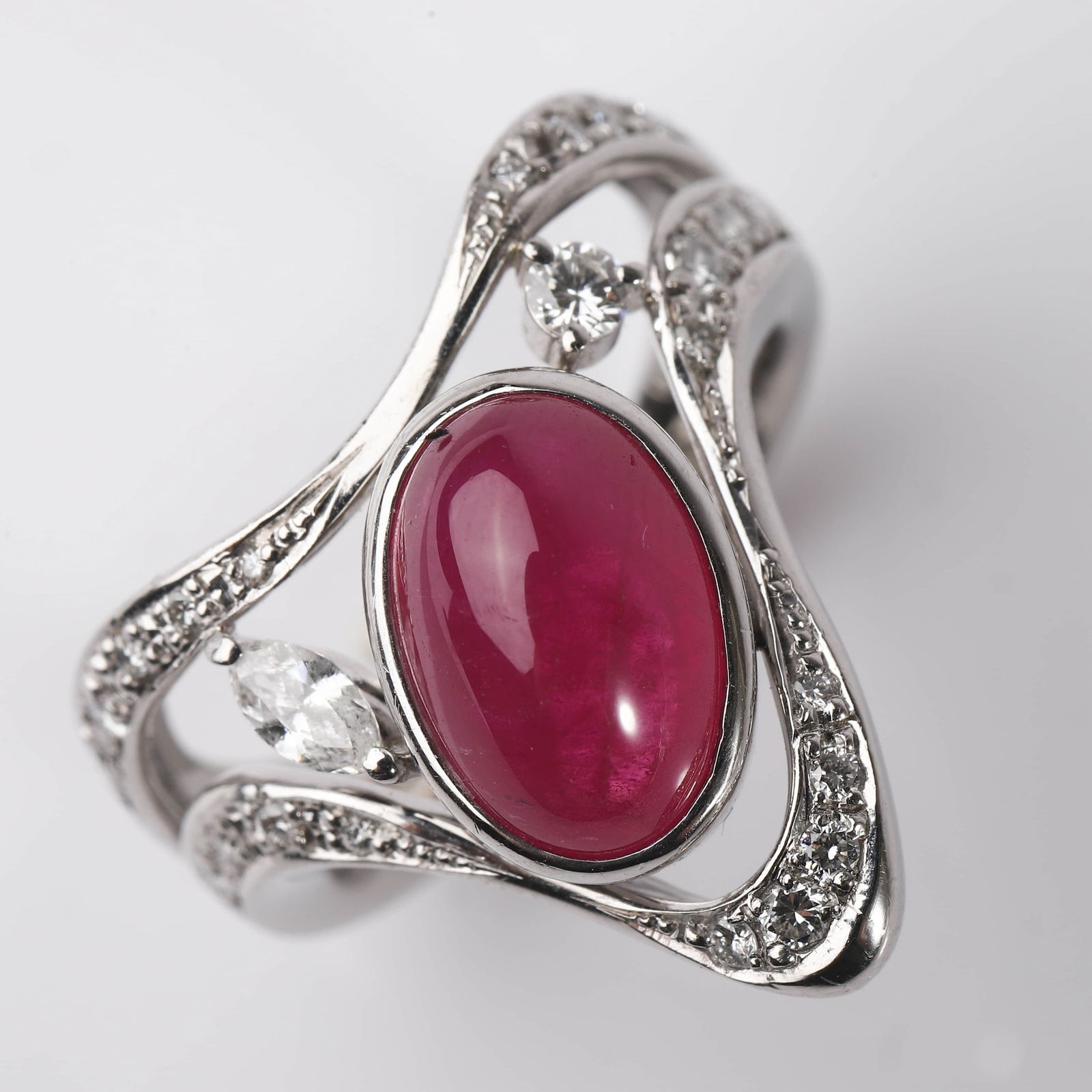 A PLATINUM RUBY AND DIAMOND RING - 4