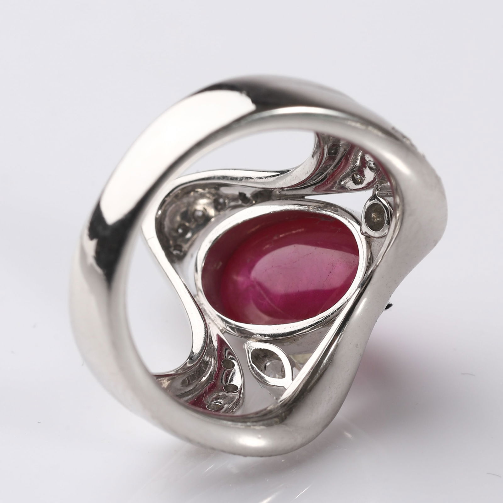 A PLATINUM RUBY AND DIAMOND RING - 7