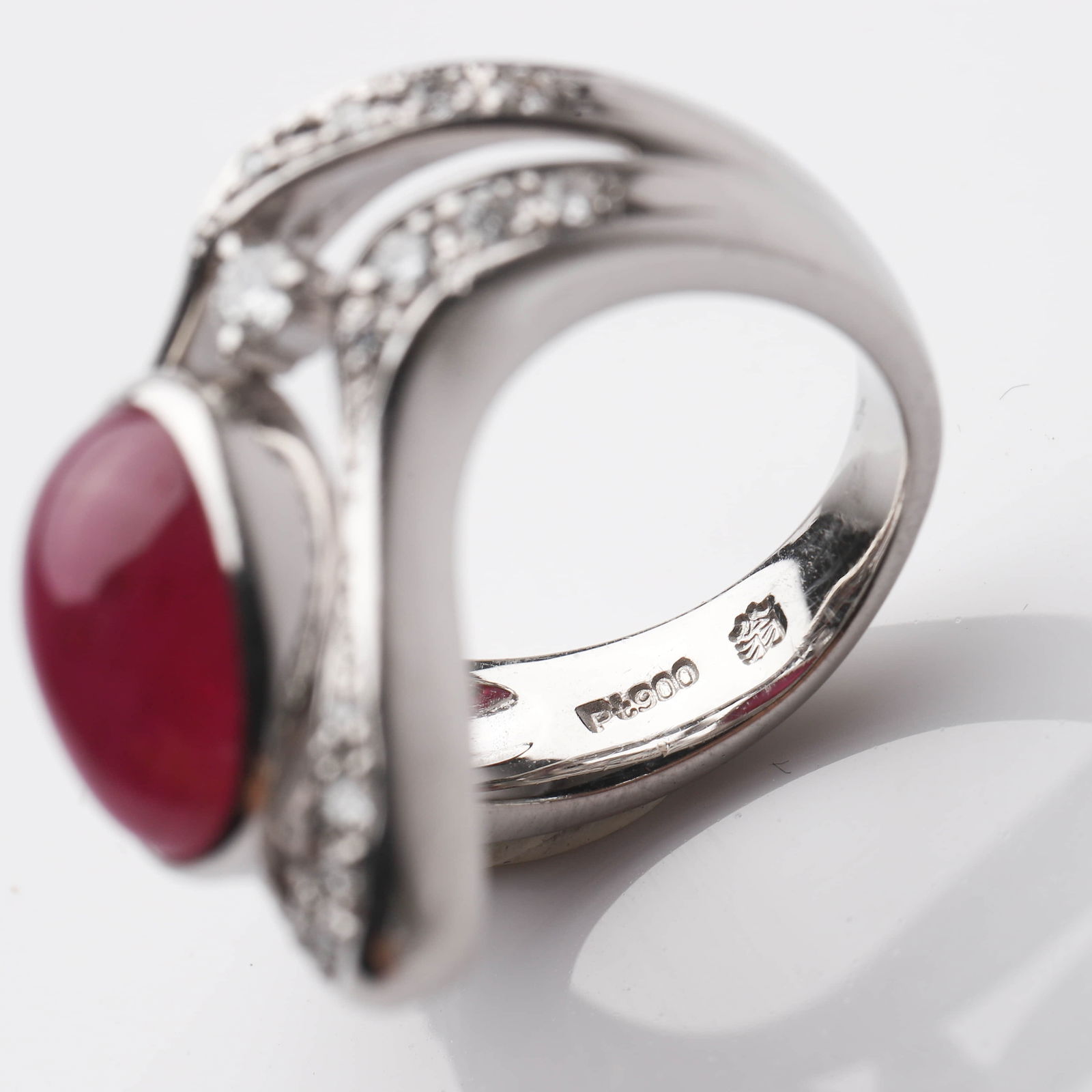 A PLATINUM RUBY AND DIAMOND RING - 9