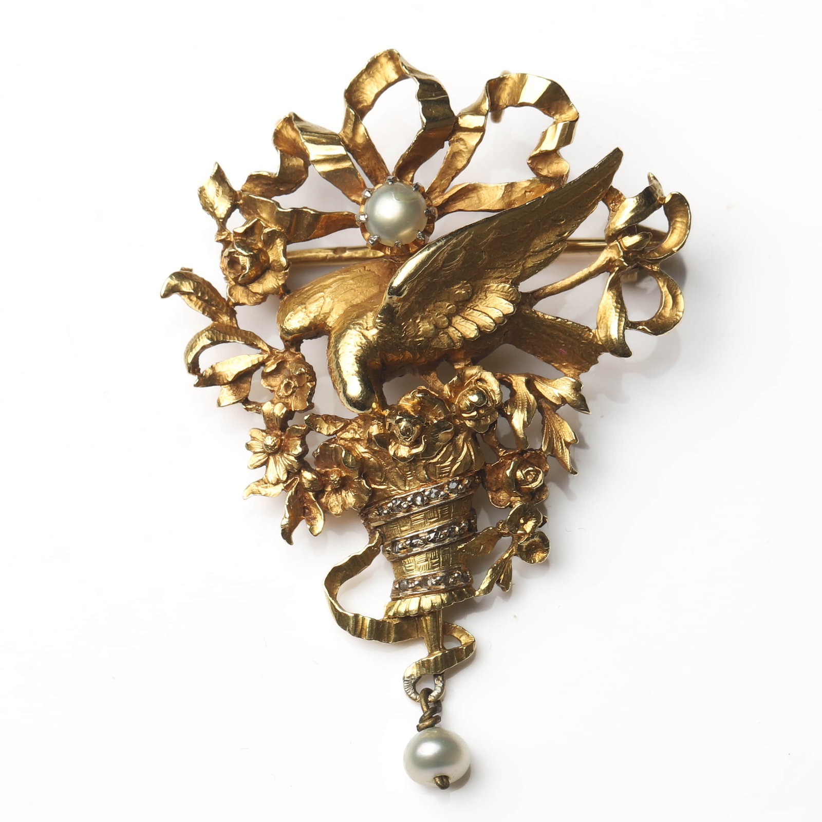 ART NOUVEAU PERIOD (1880–1920), A FRENCH GOLD DOVE AND FLOWER BASKET BROOCH: Dimensions Height: 1 15/16 in. (4.9 cm), Width: 1 3/8 in. (3.5 cm) Weight:12.5 g Description An elegant French Art Nouveau gold brooch, finely handcrafted in 18K gold, depicting a poetic composition o