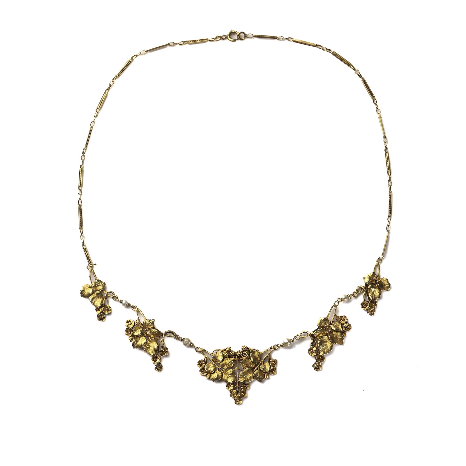 FRENCH ART NOUVEAU 18K GOLD FLORAL GARLAND NECKLACE: Dimensions Chain Length 16 15/16 in (43 cm) Weigh 19.9 g Description Art Nouveau Period (1880–1920). An elegant French necklace finely handcrafted in 18K gold, featuring an elaborate high-relief