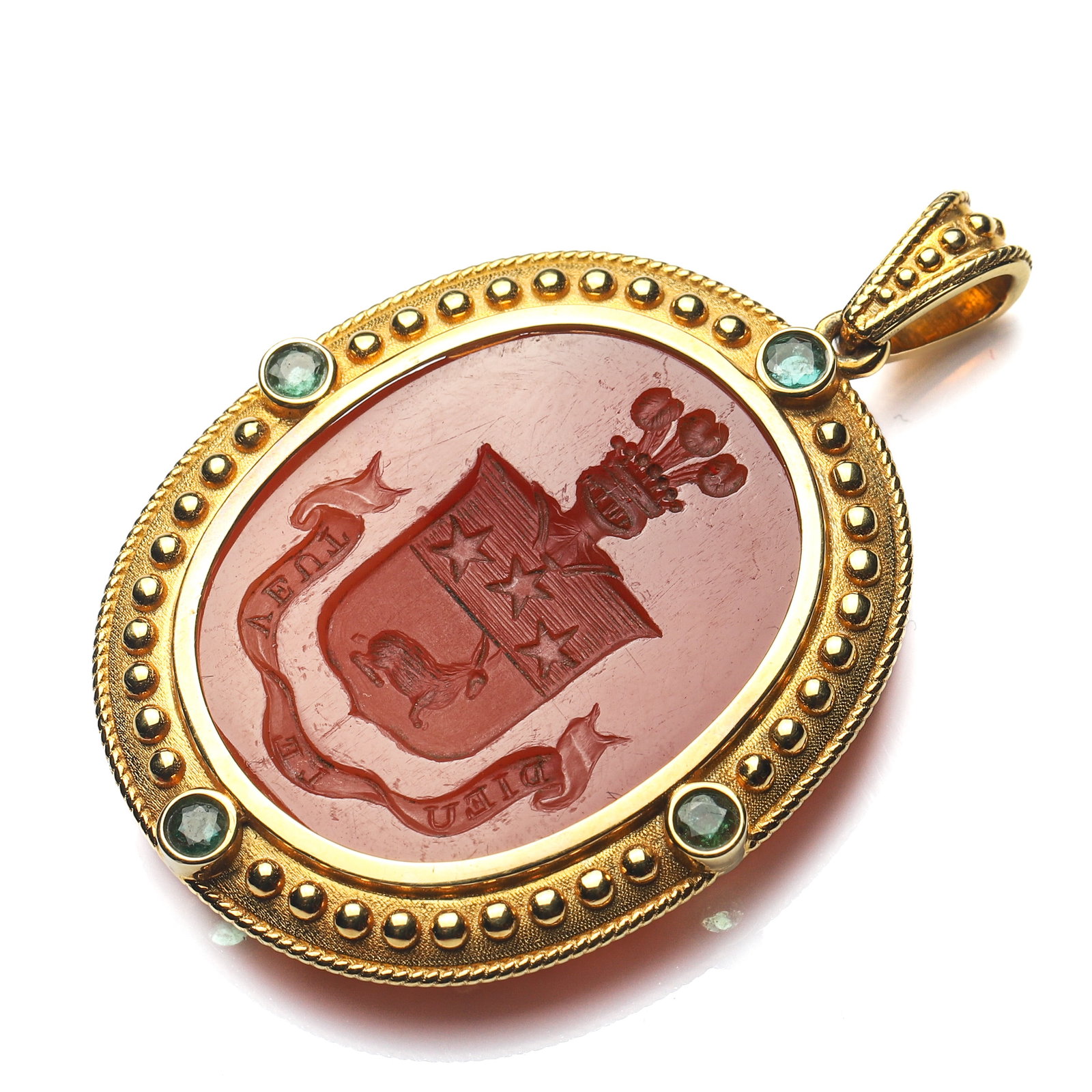 GEORGIAN AGATE HERALDIC INTAGLIO GOLD PENDANT: Dimensions 1 7/8 × 1 1/4 in. (4.7 × 3.1 cm) Weight 14.7 g Description A Georgian-period gold pendant featuring a carved agate heraldic intaglio seal. Finely executed and mounted in gold, this piece 