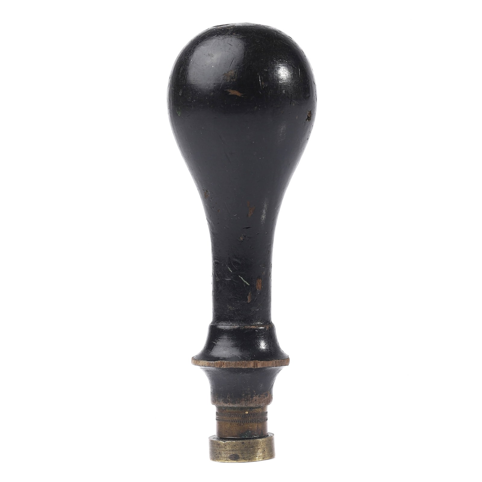 ANTIQUE WOOD AND BRASS SEAL STAMP: Dimensions Height: 3 1/8 in (8 cm); Weight: 16.6 g Description An antique seal stamp featuring a bulbous turned wood handle with a smooth black finish and age-appropriate wear. The brass matrix is eng