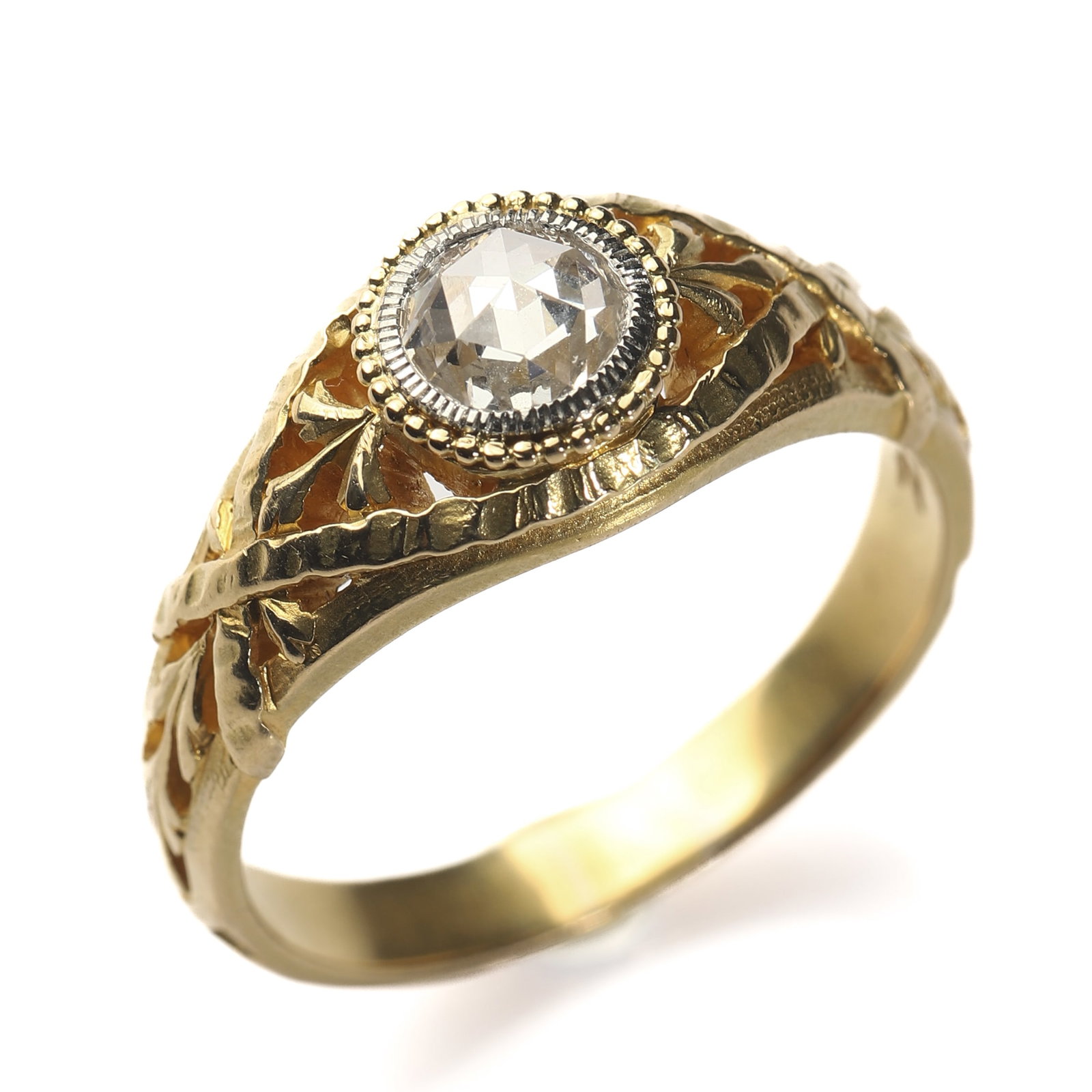 EDWARDIAN 18K GOLD DIAMOND RING WITH RIBBON AND LAUREL MOTIF: Dimensions Hong Kong Size 24Diamond Diameter 6 mmWeight 8.45 g Description Edwardian Period (1901–1910). An elegant antique ring finely handcrafted in 18K gold, featuring a refined composition of sc