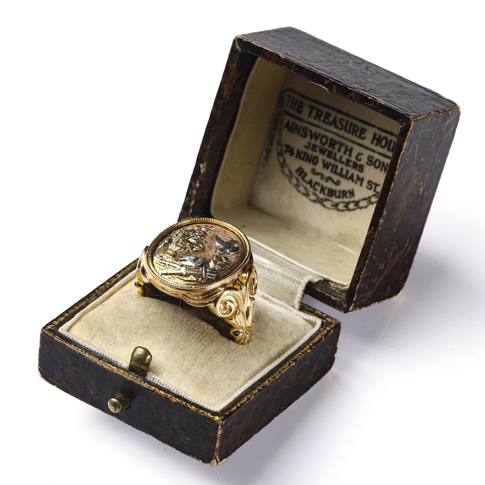 ANAPOLEON III PERIOD FRENCH FOUR-COLOR GOLD RING (À QUATRE COULEURS): Dimensions Ring size HK 19Weight: 11.2 g Description A finely handcrafted 18K gold ring executed in the distinctive French à quatre couleurs technique. The left side features an elaborate bouquet