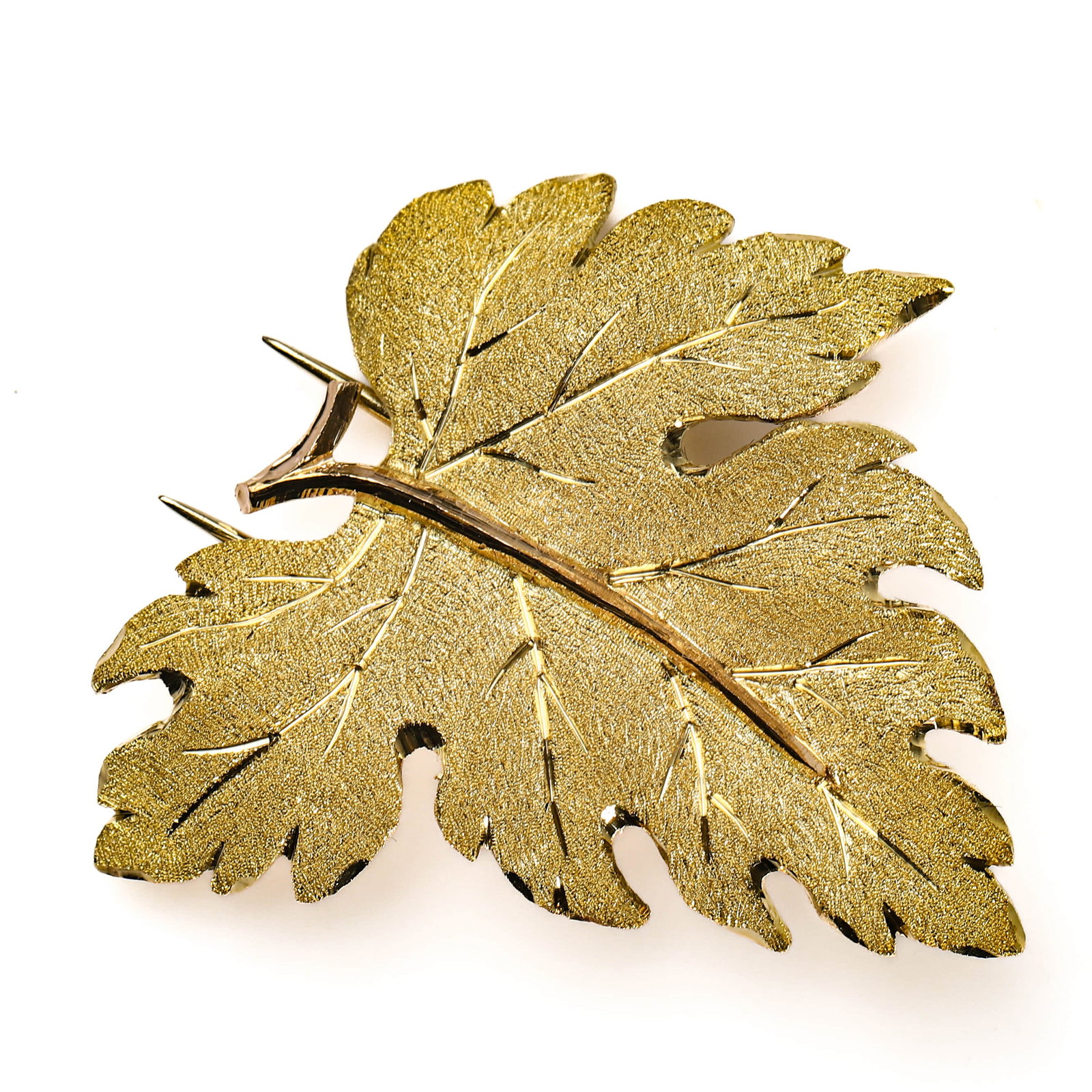 MARIO BUCCELLATI (1891–1965), THREE-DIMENSIONAL CARVED GOLD LEAF BROOCH: Dimensions Length: 1 7/16 in. (3.6 cm)Width: 1 5/16 in. (3.4 cm)Weight: 9.85 g Description An authentic handcrafted 18K gold leaf brooch by Mario Buccellati, founder of Buccellati (est. 1919). The bro