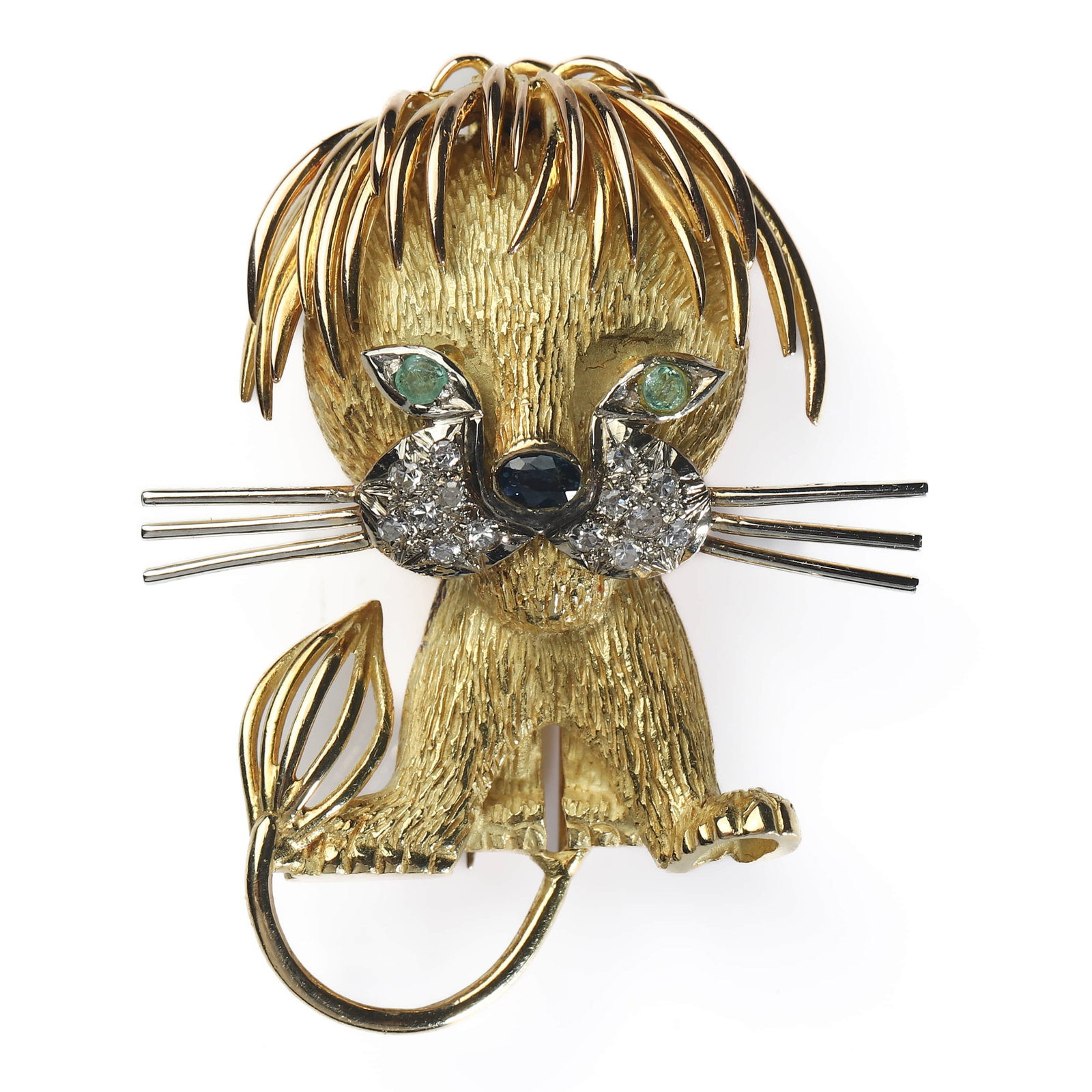 LION BROOCH IN THE STYLE OF VAN CLEEF & ARPELS, 18K GOLD, EMERALD, SAPPHIRE AND DIAMOND: Dimensions Height 1 3/4 in. (45 mm) Width 1 7/16 in. (36 mm) Weight 16.9g Description A finely handcrafted 18K gold lion brooch in the style of the celebrated animal jewels of the 1960s. The body is f