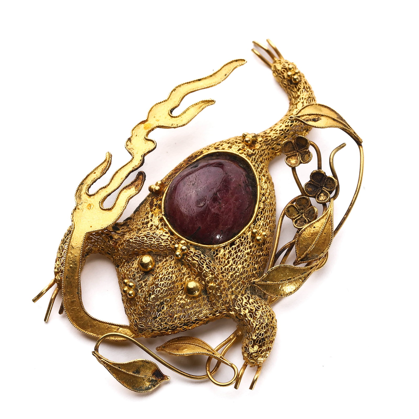 GILT SILVER FILIGREE BROOCH IN THE FORM OF A DRAGON WITH CABOCHON STONE: Dimensions: Length: 2 1/2 in. (63 mm), Width: 1 9/16 in. (39.6 mm), Weight: 15.3 g This intricately crafted brooch features a mythical dragon rendered in fine gilt silver filigree, highlighted by natu