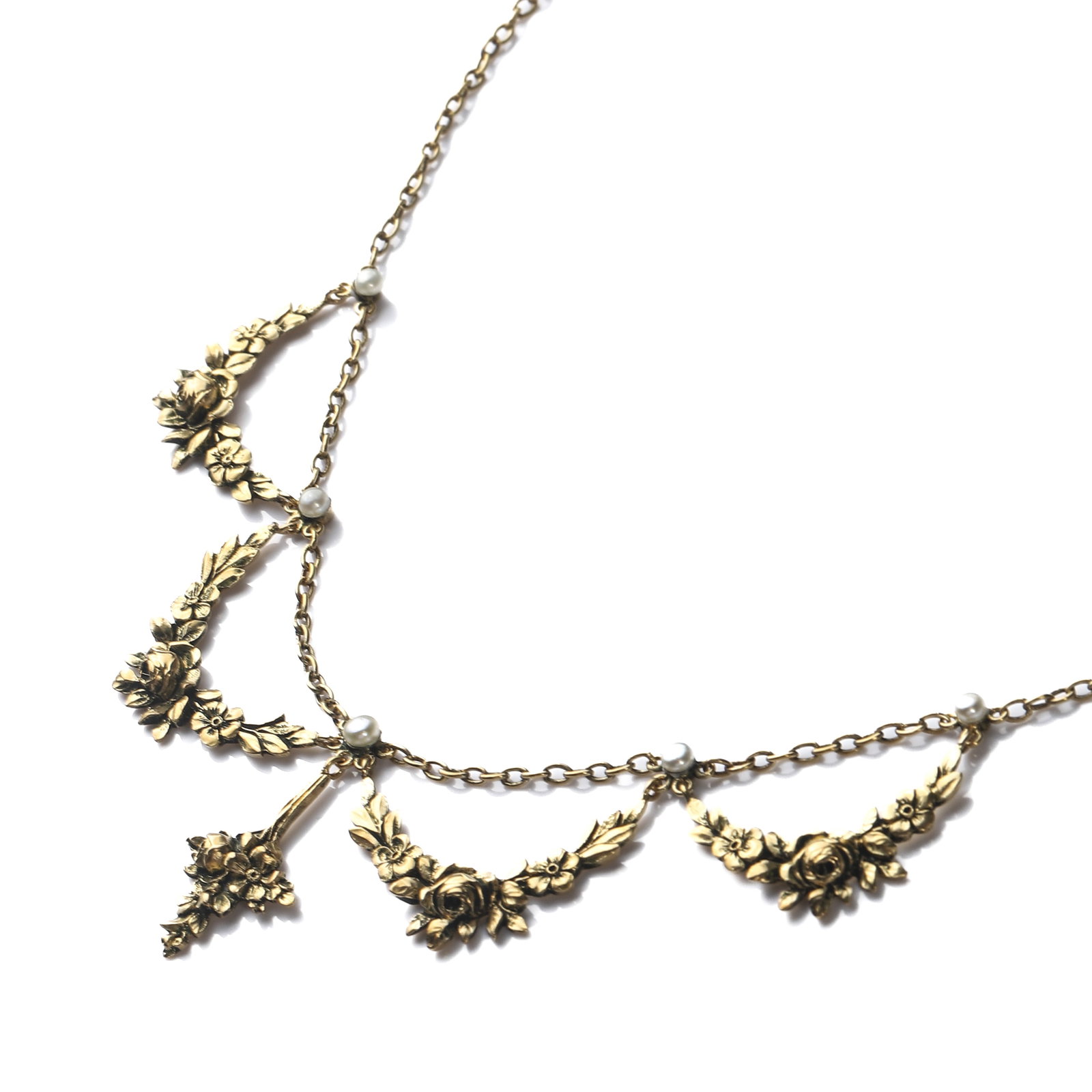 ART NOUVEAU PERIOD 18K GOLD ROSE FESTOON PEARL NECKLACE: Dimensions Length 16 3/4in. weight 14.3g Description An elegant French Art Nouveau 18K gold festoon necklace, dating circa 1880-1920, finely handcrafted with high-relief floral motifs and delicate