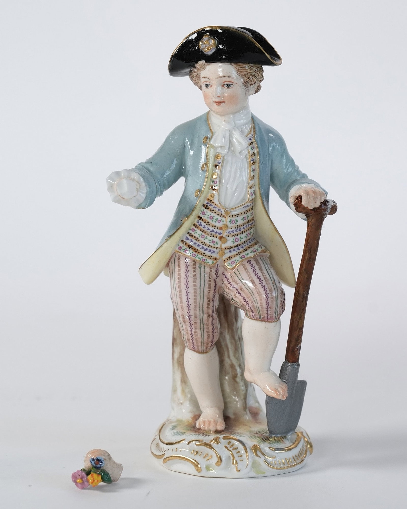 19 century MEISSEN Porcelain Figurine (Gardener): MEISSEN porcelain Figurine of Gardener XIX century. Tall 5 1/4 inches (13,5 cm). Marked on base.